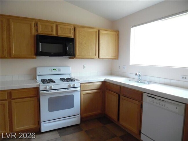 Building Photo - ONE STORY - 2 BEDROOM WITH 2 CAR GARAGE