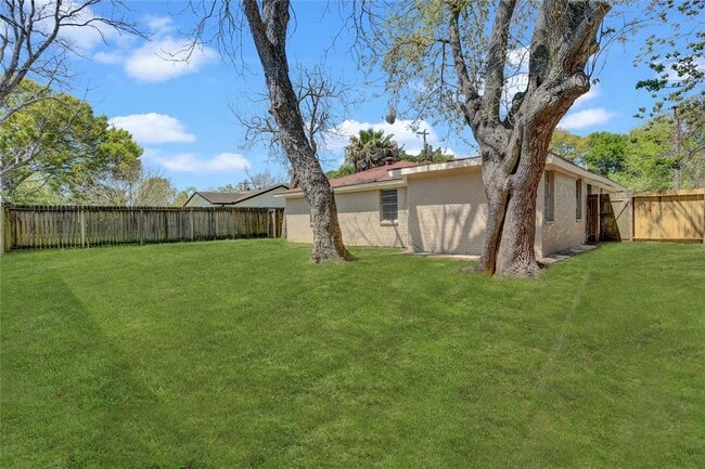 Building Photo - 334 Pennington Dr