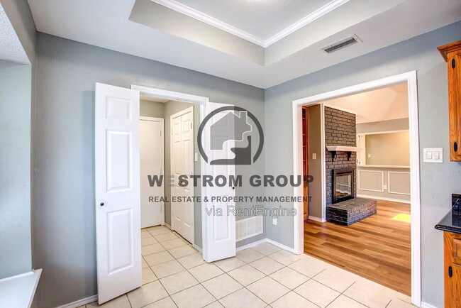 Building Photo - 3914 Meadow Dr