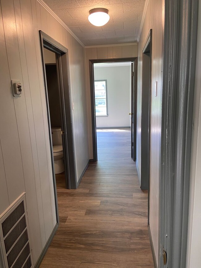 Building Photo - Remodeled Unit Available Now!