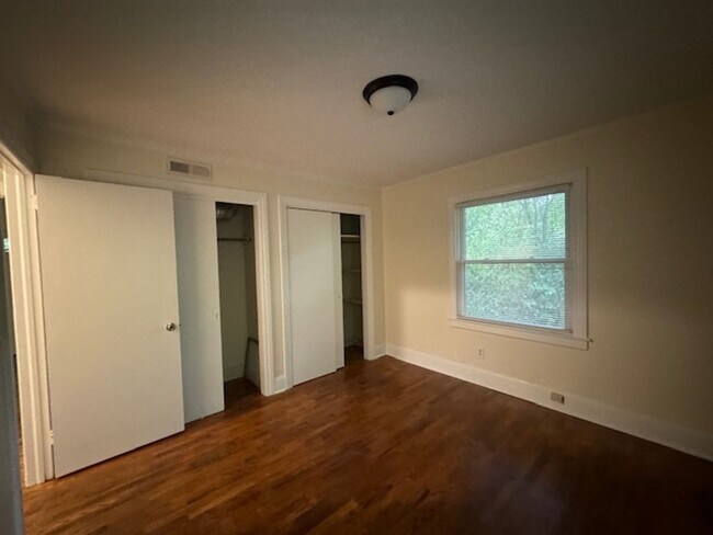 Building Photo - Centrally located, close to the Mall
