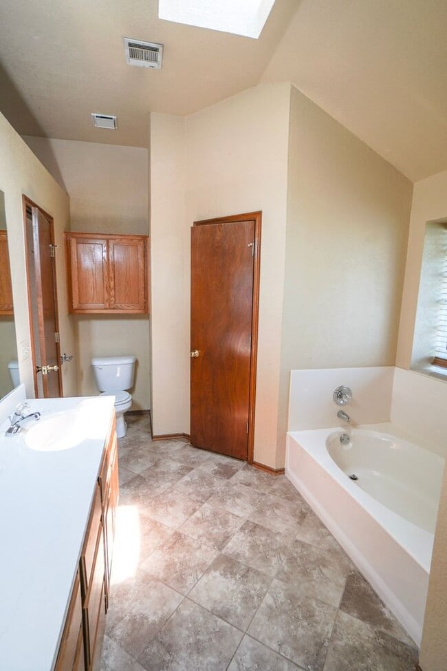 Building Photo - 3 bed/2 bathroom near State Highway 9