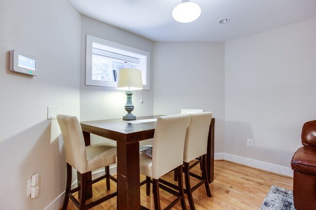 Building Photo - Cozy 1 Bedroom Apartment in Bloomingdale!