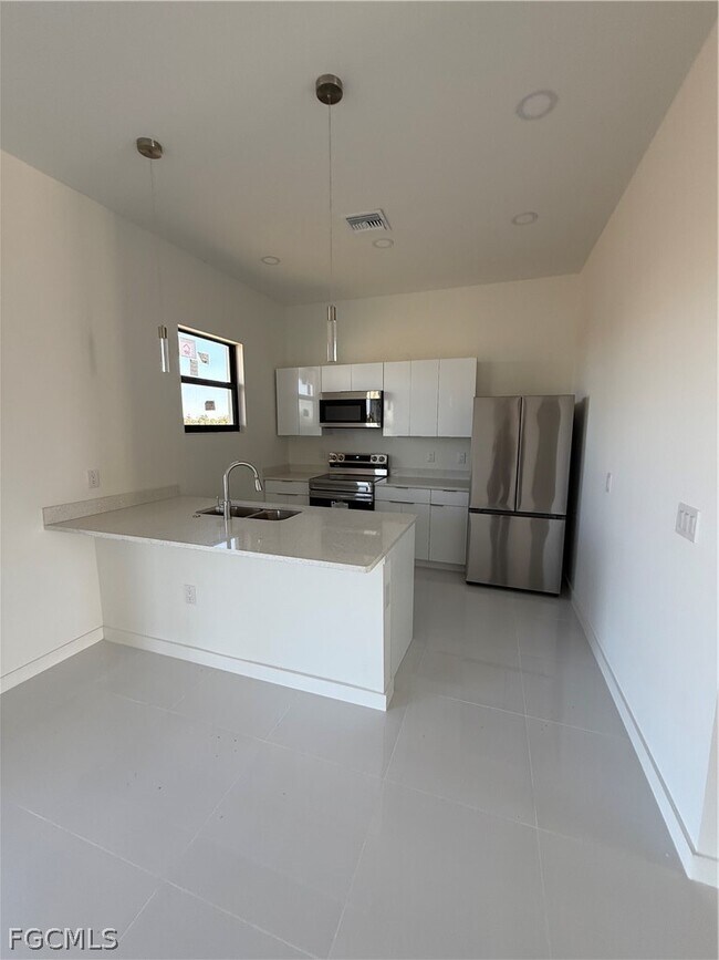 Building Photo - 331 Rawlings Ave