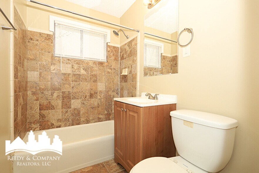 Building Photo - 4227 Kenosha Rd