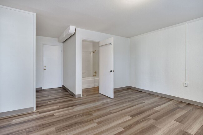 Building Photo - 1 Bed 1 Bath in Prime NW District!