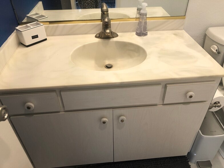 Building Photo - 1055 W Peppertree Dr