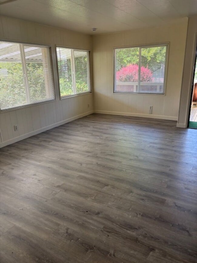 Building Photo - Bothell area Hollyhills location