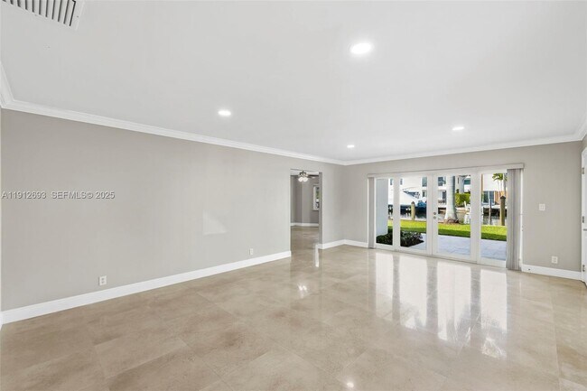 Building Photo - 633 Solar Isle Dr