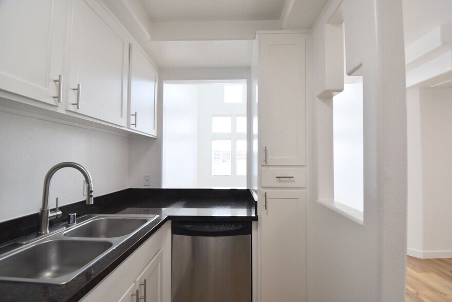 Building Photo - 425 N Alvarado St