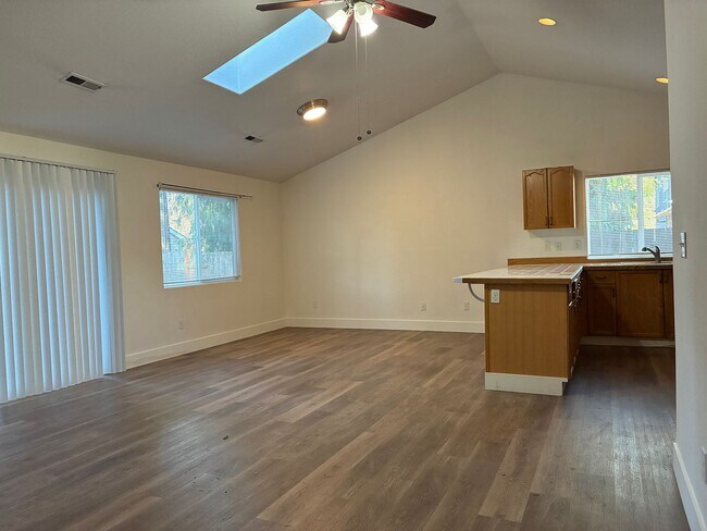 Building Photo - 3 Bedroom 2 Bath Ranch Home Available January 2026 !