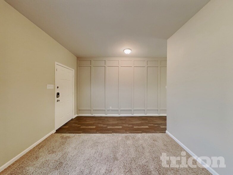 Building Photo - 404 Willow Creek Dr