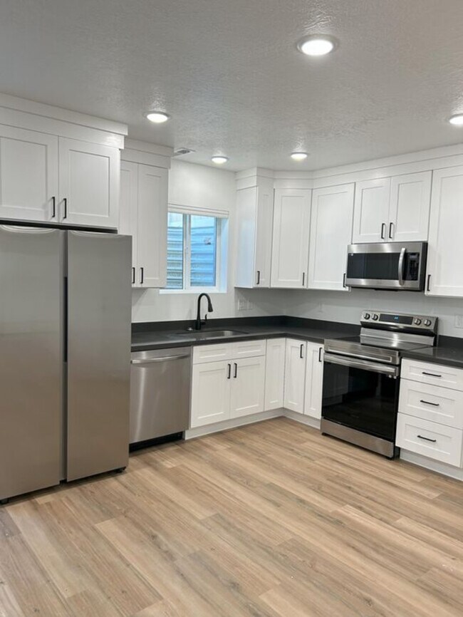 Building Photo - 288 E Center St