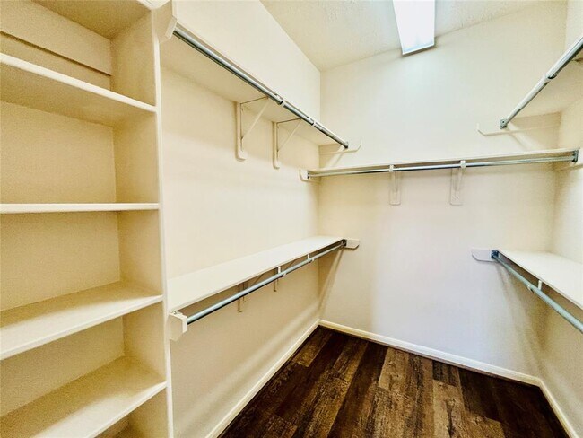 Building Photo - 1803 Stoneleigh Ct