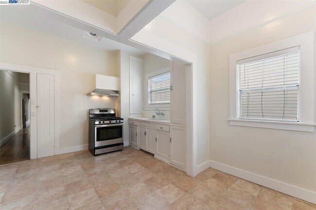 Building Photo - 5484 Vicente Way