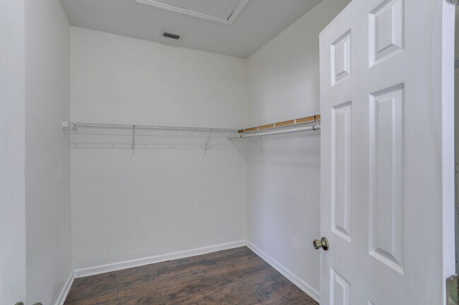 Building Photo - 4977 Pall Mall St W