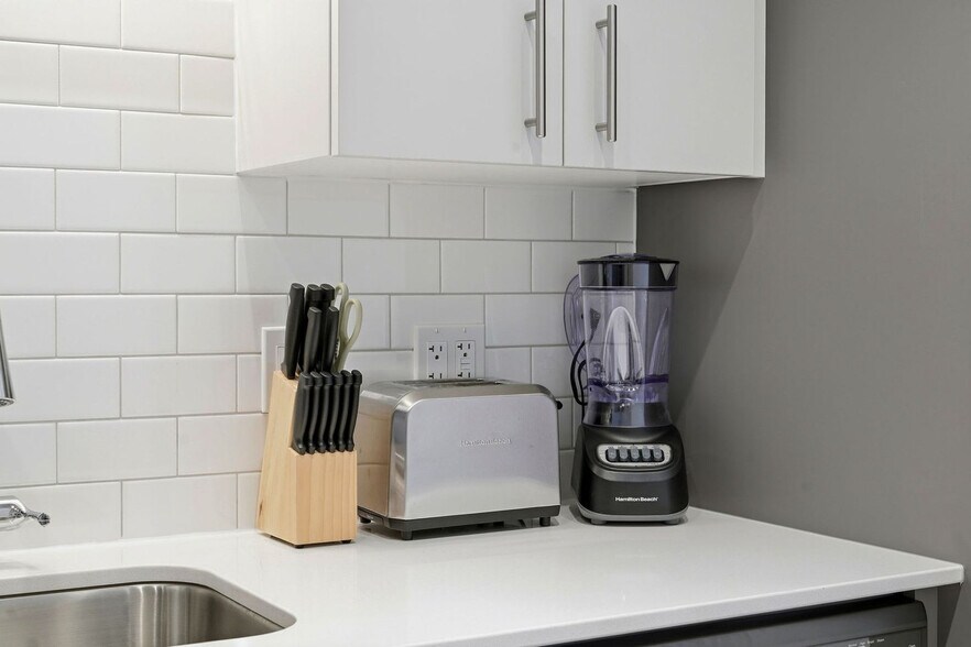 Building Photo - 853 W Blackhawk St