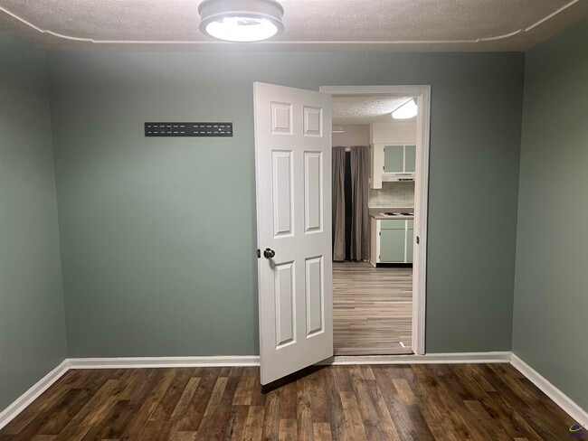 Building Photo - 409 Forest Lake Dr