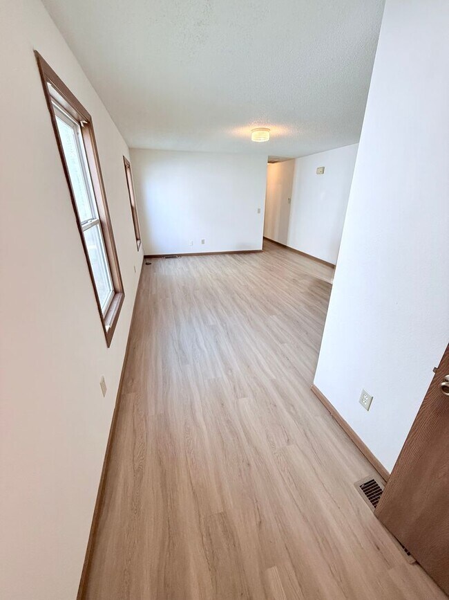 Building Photo - Great 3 Bed 2 Bath 2 Car Garage Flat Duplex- Pets ok!