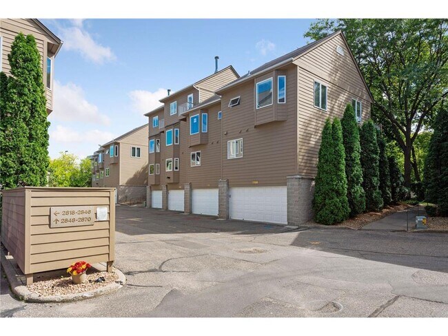 Building Photo - 2858 Kenwood Isles Dr