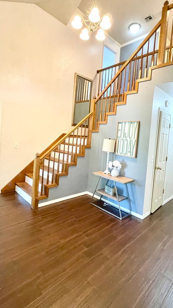 Building Photo - Gorgeous Pool Home w/ 4bd /2.5ba/Fireplace