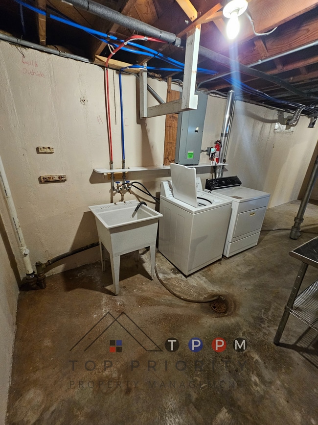 Building Photo - 1212 35th St NE