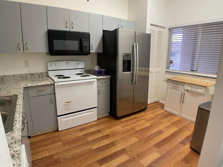 Building Photo - 5016 Rose Hill Dr