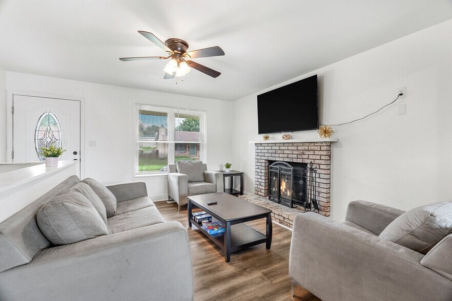 Building Photo - 803 Matthews Dr