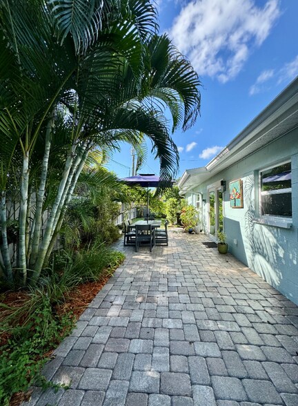 Building Photo - 380 Carrousel Ct