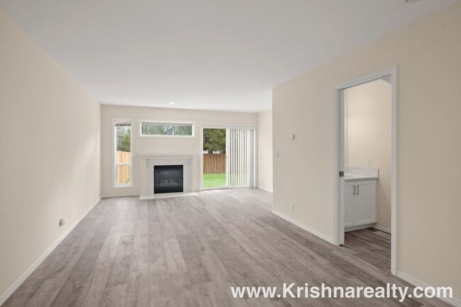 Building Photo - Charming 3 BD* 2.5 BA* Duplex **NEWLY RENOVATED** Located in Historic Orenco in the Elk Meadows C...