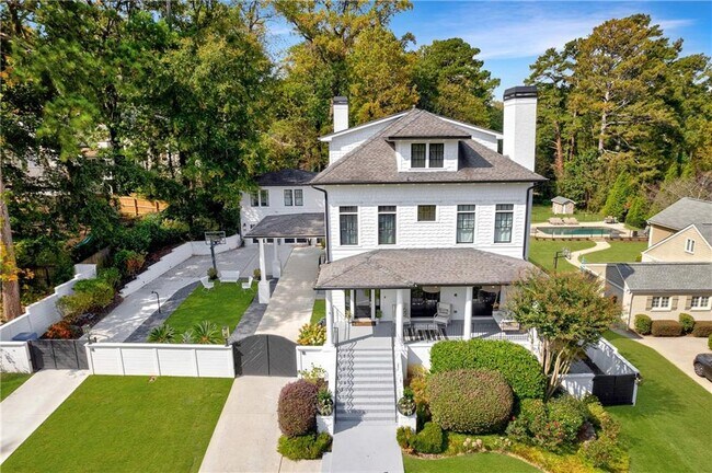 Building Photo - 1812 Wellbourne Dr NE
