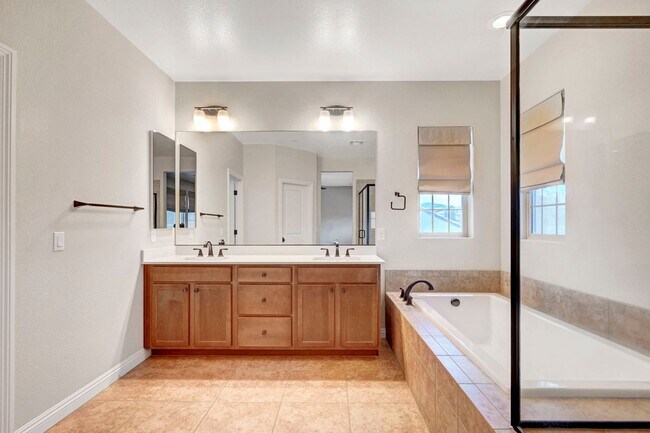 Building Photo - 4 bedroom home with 2 primary bedrooms! On...