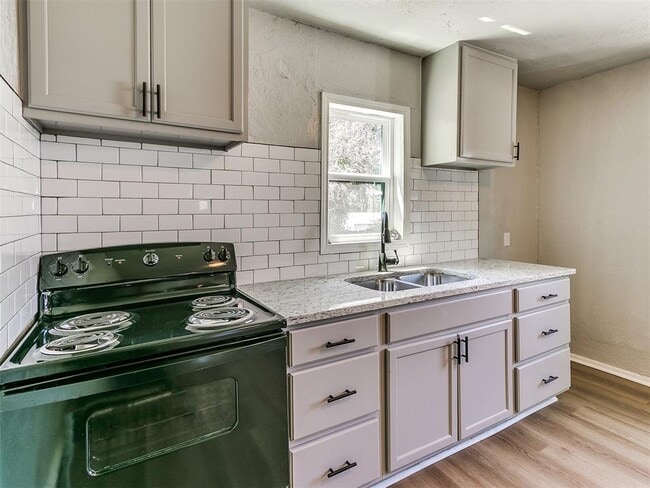 Building Photo - 3220 NE 14th Pl