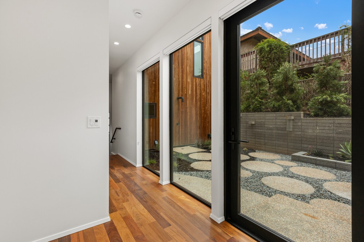 Downstairs hallway with patio view. - 4640 Del Monte Ave