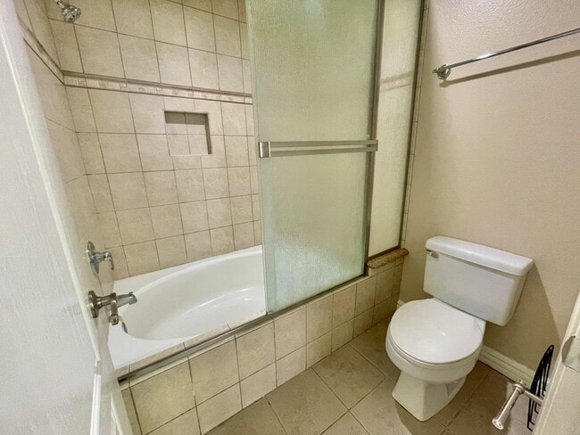 Building Photo - Beautiful 3 Bedroom 2.5 Bath Condo!