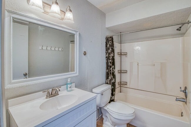 Building Photo - Come and check this 3 bed/2 baths house