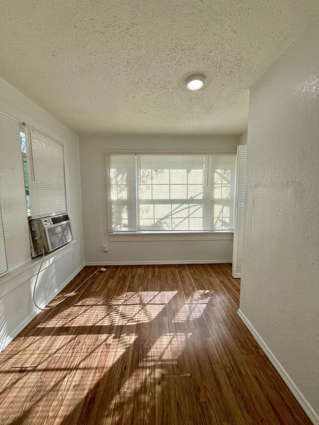 Building Photo - Affordable Single Family Home with Big Rooms!