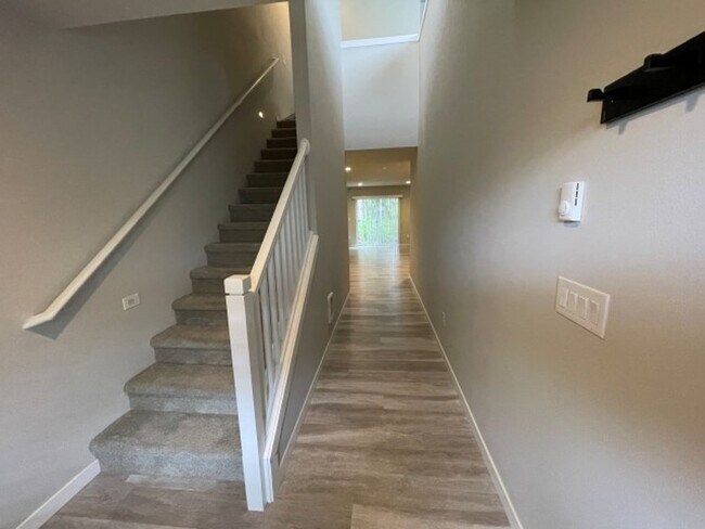 Building Photo - 4bd/3.5ba Lynnwood Townhouse