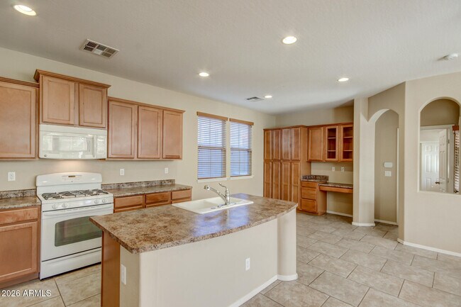 Building Photo - 21158 W Sycamore Dr