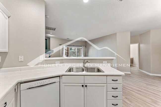 Building Photo - Charming condo with Central AC and Garage Parking Space!