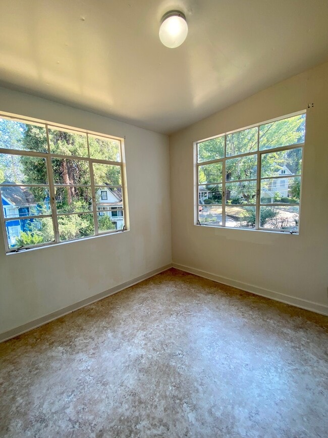 Building Photo - 414 S Pine St