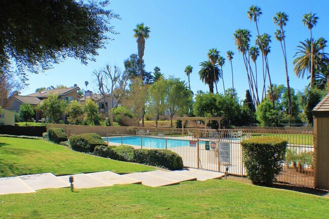 Building Photo - Stunning 3 bed, 2 bath Townhome for Rent.