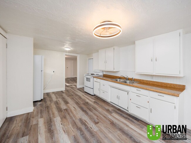 Building Photo - 370 E 8th Ave