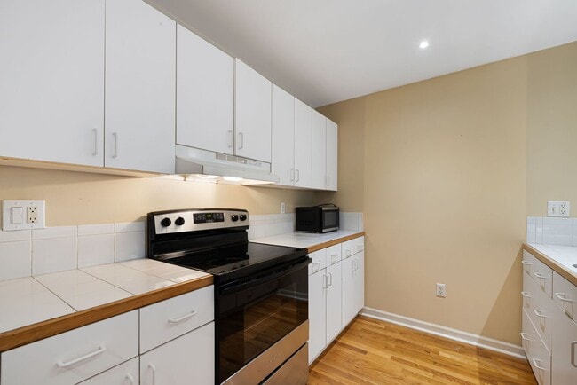 Building Photo - Stylish Studio Condo in Downtown Asheville – Rare Top-Floor Find