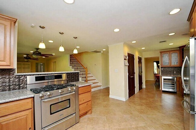 Building Photo - 3202 Bayou Dr