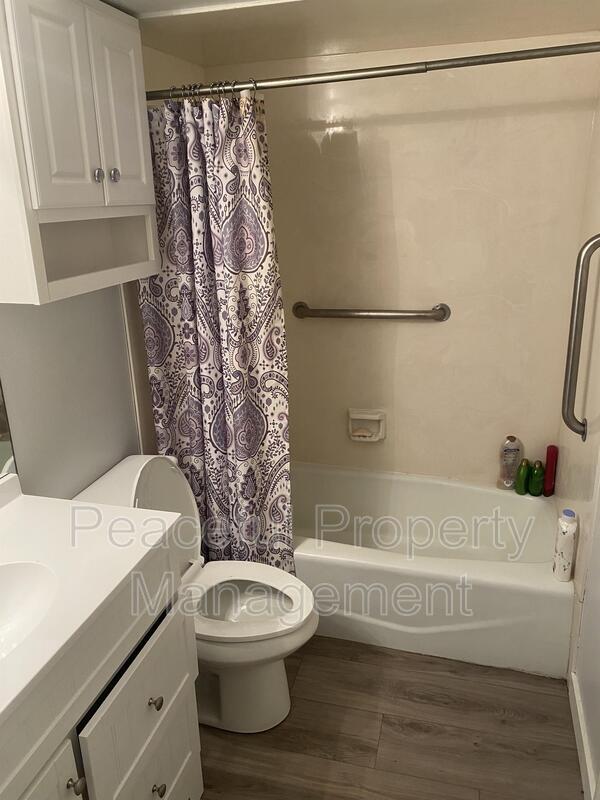 Building Photo - 1633 Woodland Dr