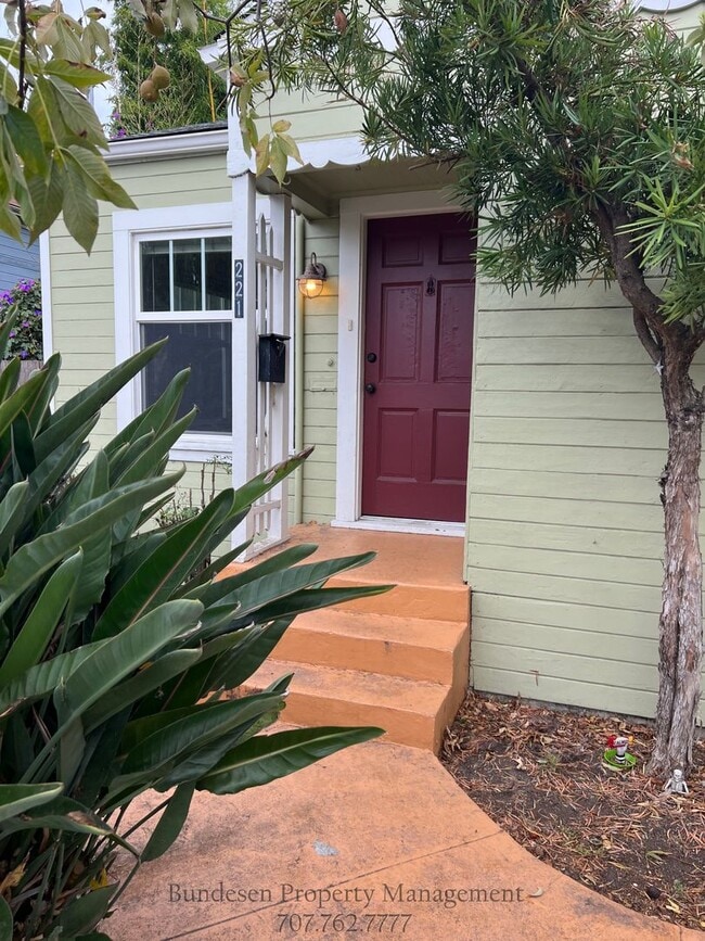 Building Photo - Charming 1 Bedroom Home with Hardwood Floors & Private Backyard