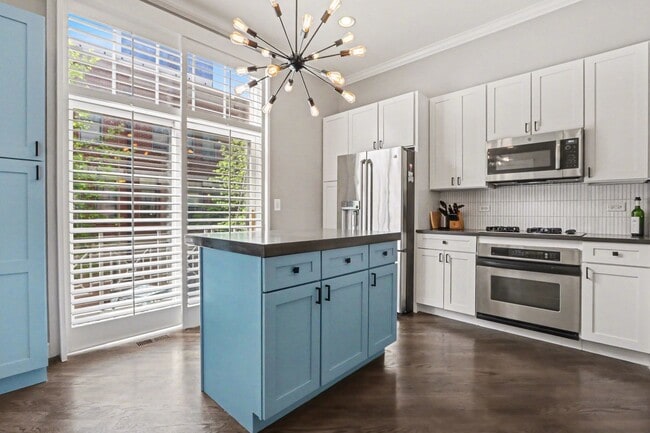 Building Photo - 331 E Cullerton St