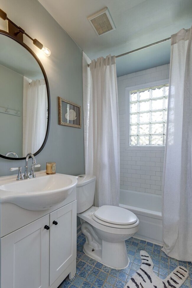 Building Photo - Bright East Nashville Townhome!