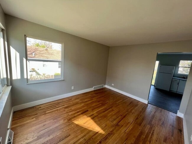 Building Photo - Charming, updated 2bdrm/1bth with full basement